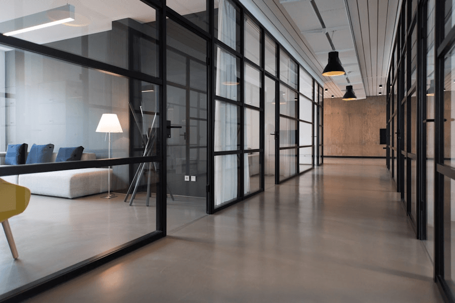 Espace de bureaux moderne, lumineux et propre