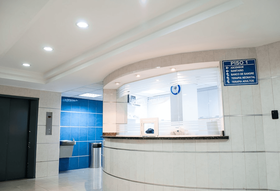 Corridor lumineux d’un établissement de santé